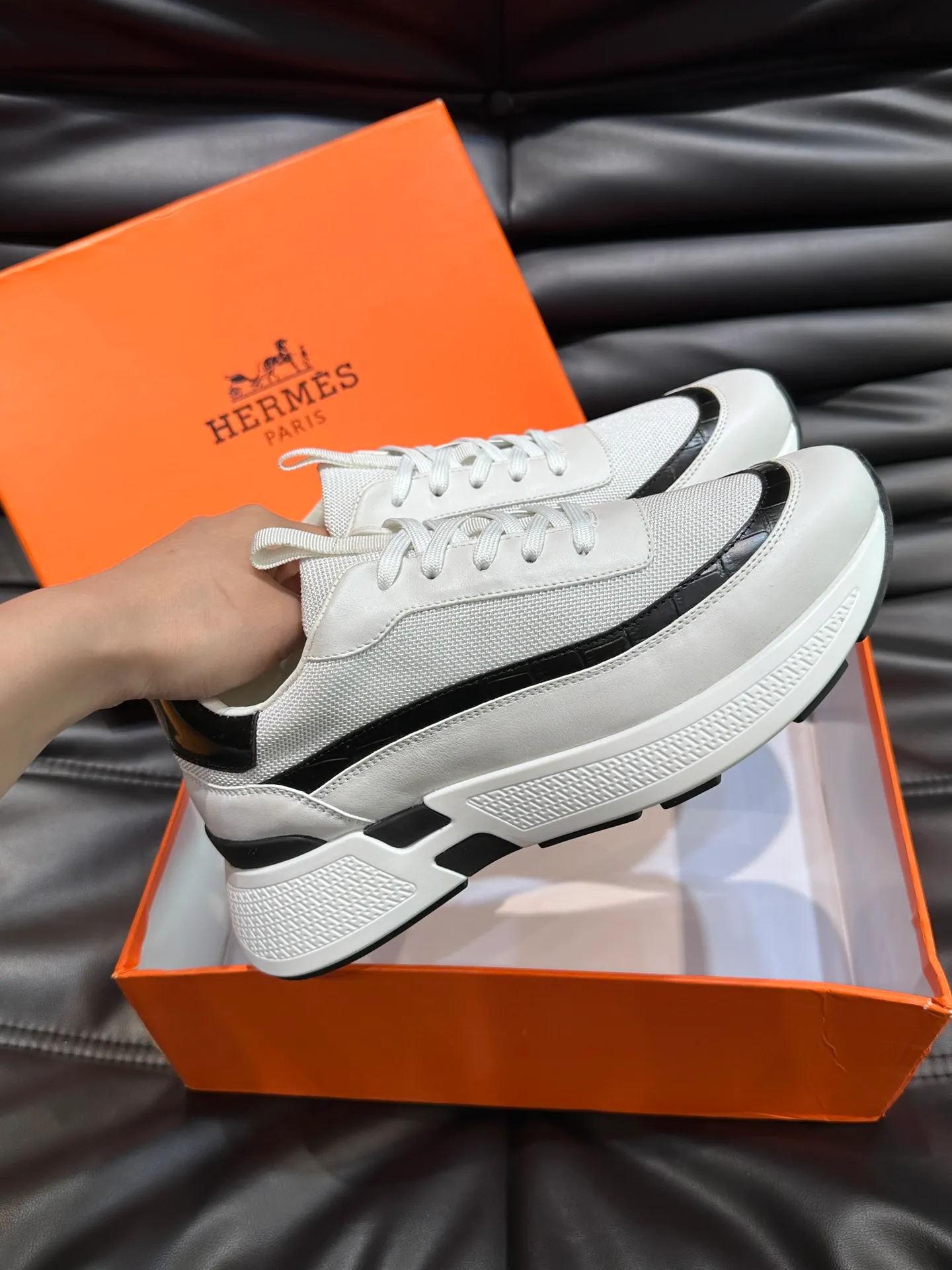 Factory price: 520💰HERMES/Hermes Hugo thick-soled sneakers are casual men's shoes. These sneakers are made of imported first-layer cowhide leather and breathable mesh design. The contrasting color design creates a dynamic and modern shape. The front end of the toe is decorated with natural-color rubber inlays, making it novel and fashionable. The texture is incomparable, with cowhide lining and cowhide foot pads, the upper foot is comfortable and breathable, and the rubber sole is decorated with geometric patterns and iconic "H" details. A very personal one! Size: 39-44 (customized at 38.45)